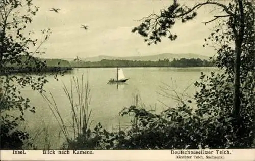 Ak Deutschbaselitz Kamenz Sachsen, Insel, Blick nach Kamenz, Deutschbaselitzer Teich, Boot
