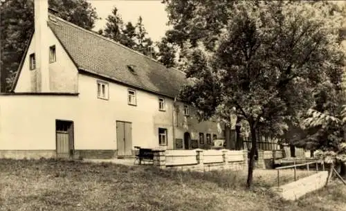 Ak Senftenberg in der Niederlausitz, Reichsbahn-Ferienheim, Gebäude, Baum, ländliche Umgebung