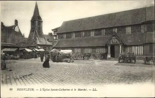 Ak Honfleur Calvados, L'Eglise Sainte-Catherine, Markt, alte Gebäude, Straßenansicht