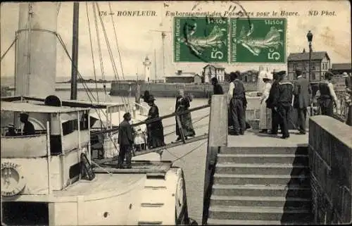 Ak Honfleur Calvados, Hafenansicht mit Passagieren, Schiffen, Leuchtturm, Staßenansicht