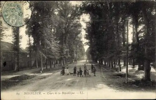 Ak Honfleur Calvados, Straße mit Bäumen, mehrere Kinder auf der Straße