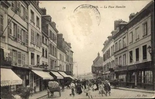 Ak Honfleur Calvados, La Place Hamelin, Straßenansicht, Gebäude, Menschen