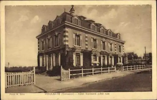 Ak Houlgate Calvados, Hôtel Normand, 2-stöckiges Gebäude, klassischer Baustil, Zaun, Strasse