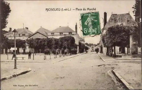 Ak Richelieu Indre et Loire, Platz du Marché, Gebäude, Laterne, Menschen, Poststempel