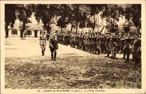 Ak Camp du Ruchard Indre et Loire, Militärparade, Soldaten in Uniform, Befehlsgeber