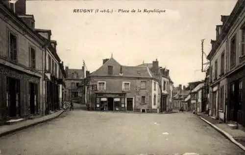 Ak Reugny Indre et Loire, Platz der Republik, Straßenansicht,  Gebäude