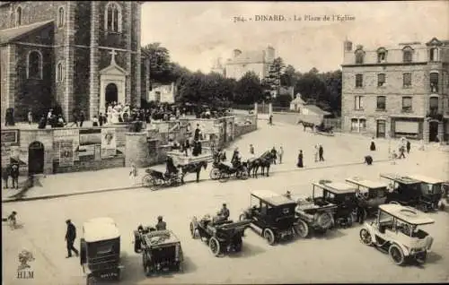 Ak Dinard Ille et Vilaine, Platz vor der Kirche, Autos, Menschen, Bäume,  Gebäude