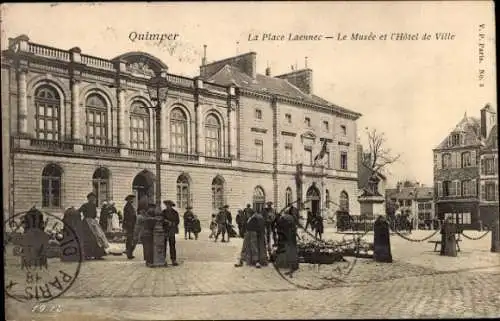 Ak Quimper Finistère, La Place Laennec, Musée, Hôtel de Ville, Stadtbild, Menschenmenge
