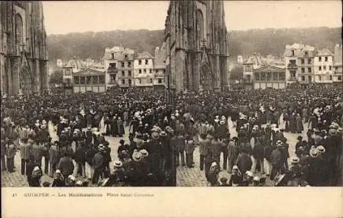 Ak Quimper Finistère, Viel Volksmenge, Gebäude, Veranstaltung auf der Platz Saint-Corentin