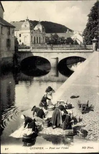 Ak Quimper Finistère, Brücke über den Fluss, Waschende Frauen, Historische Architektur