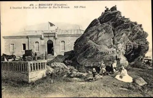 Ak Roscoff Finistère, Institut Marin, Rocher de Roc'h-Kroum, Felsen, Menschen,  Architektur