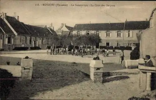Ak Roscoff Finistère, Sanatorium, Kinder spielen im Hof,  
