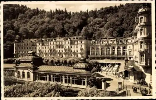 Ak Karlsbad in Baden, Grandhotel Pupp, Gartenanlage, Wald, Architektur