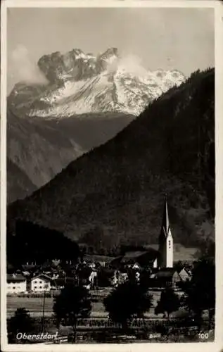 Ak Oberstdorf im Oberallgäu, Berglandschaft, Kirche, Dorfansicht, Schwarz-Weiß-Foto
