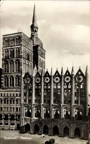 Ak Stralsund in Vorpommern, Rathaus,  Architektur, Spitztürme, Straßenszenen, Schwarz-Weiß-Foto