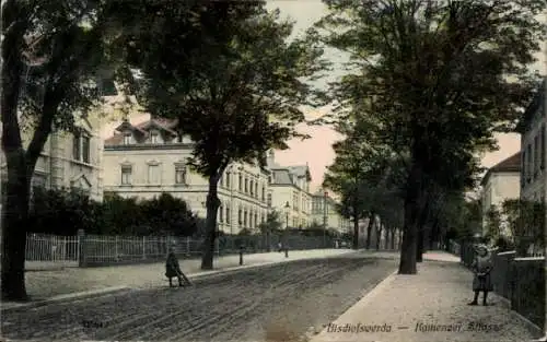 Ak Bischofswerda in Sachsen, Straßenansicht, Bäume,  Gebäude, Menschen auf dem Gehweg