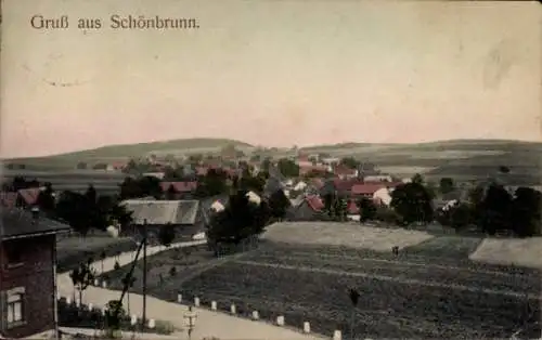 Ak Schönbrunn im Kreis Sagan Schlesien, Landschaft mit Häusern, Felder und Hügeln, Gruß aus Schön