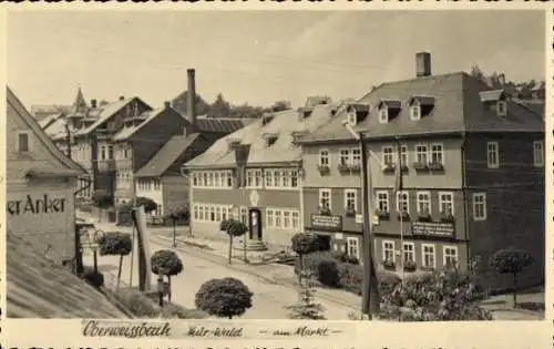 Ak Oberweißbach im Weißbachtal Thüringen, schwarz-weiß Foto, Häuser, baumbewachsene Straße, Markt