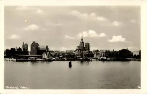Ak Stralsund in Mecklenburg Vorpommern, Hafen, Blick auf die Stadt vom Wasser aus