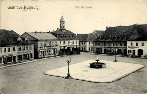 Ak Radeburg in Sachsen, Marktplatz mit Brunnen,  Gebäude, Schwarz-Weiß Aufnahme, Markt-Halle