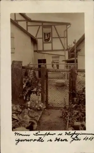 Ak Gernrode Quedlinburg im Harz, Haus mit Fachwerk, Garten, Zaun, Fenster mit Gardine