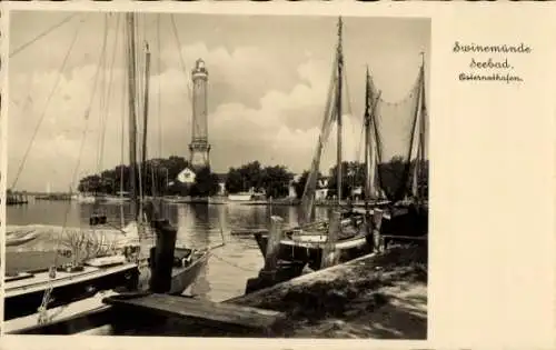 Ak Świnoujście Swinemünde Pommern, Leuchtturm, Hafenboote, Seebad, Wasserlandschaft
