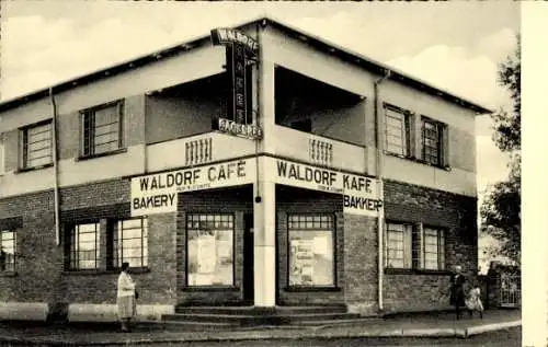Ak Keetmanshoop Namibia, Waldorf Café, Bäckerei, modernes Gebäude, Werbung, 2 Personen