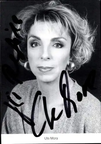 Ak Schauspielerin Ute Mora, Portrait als Berta Griese in Lindenstraße, Autogramm
