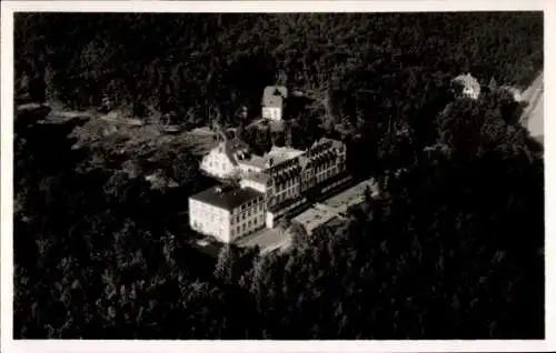 Ak Naurod Wiesbaden in Hessen, Luftaufnahme Taunussanatorium, umgeben von Wald,  Architektur
