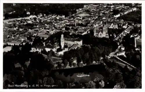 Ak Bad Homburg vor der Höhe Hessen, Luftaufnahme von  zahlreiche Gebäude, Grünflächen, Parkanlage
