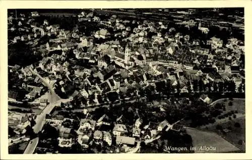 Ak Wangen im Allgäu, Luftaufnahme von Wangen, zahlreiche Häuser, Kirche sichtbar