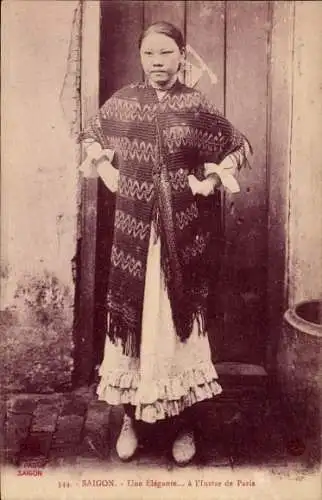 Ak Saigon Cochinchine Vietnam, Eine elegante Dame, gekleidet wie in Paris