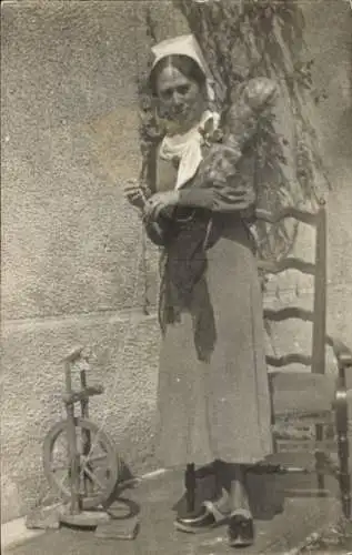 Foto Ak Frau in Tracht beim Spinnen, Spinnrad