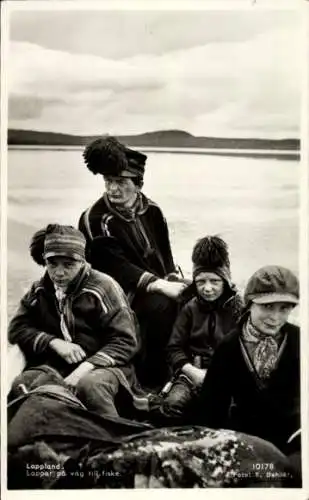 Ak Lappland, Familienbild, Kinder in Volkstrachten