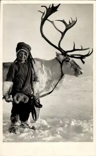 Foto Ak Finnland, Kind und Rentier, Porträt