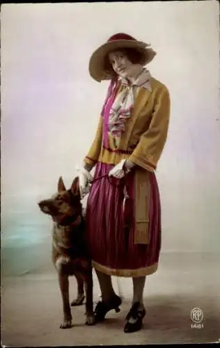 Ak Standportrait einer Frau mit Schäferhund