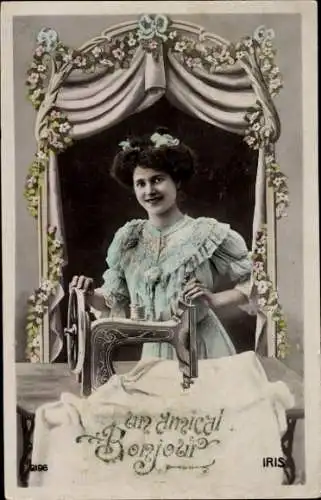 Ak Frau mit einer Nähmaschine, coloriert