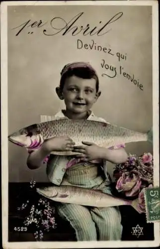 Ak 1. April, Junge hält einen Fisch in den Händen, Fisch auf dem Schoß