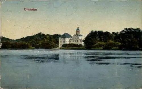 Ak Graasten Gråsten Dänemark, Hochhaus, Wasserfläche, Bäume, schöner Himmel, Postkartenmotiv