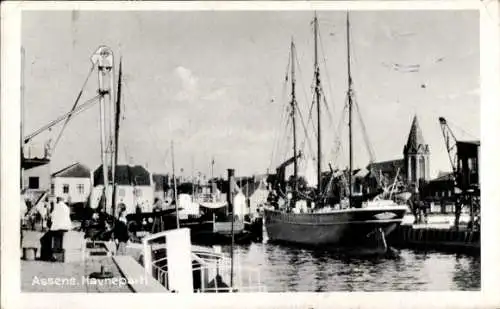 Ak Assens Dänemark, Hafenpartie von  Segelschiffe, historische Gebäude, Menschen am Hafen