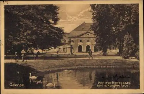 Ak Odense Dänemark,  neue Bahnhofsgebäude, Park mit Enten, Spaziergänger