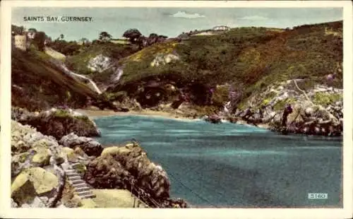 Ak Kanalinsel Guernsey, Saint's Bay,  panoramaartige Landschaft, ruhiges Wasser, Klippen