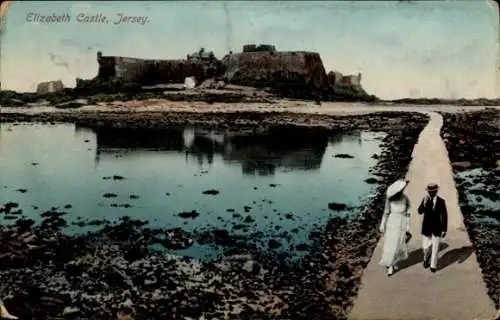 Ak Gorey Kanalinsel Jersey , Elizabeth Castle, zwei Spaziergänger, Küstenlandschaft