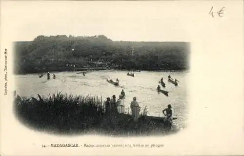 Ak Madagaskar Madagascar, Rekonnaissance mit Pirogen, Flusslandschaft, Menschen am Ufer