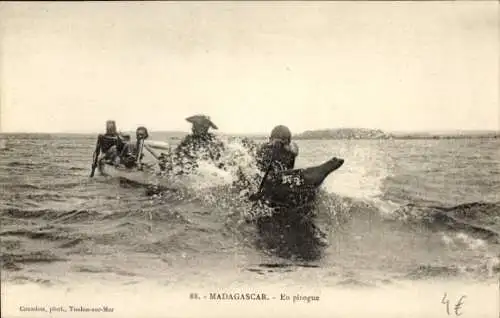 Ak Madagaskar Madagascar, Fischerboot in voller Fahrt, Meer, Pirogue, Wellen