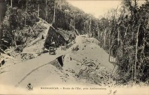 Ak Madagaskar Madagascar, Straße, Bäume, Reisende, Fahrzeuge