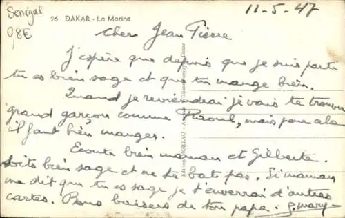 Ak Dakar Senegal, Häuserfront, Zaun, Bäume, Radfahrer, Straße, schwarz-weiß