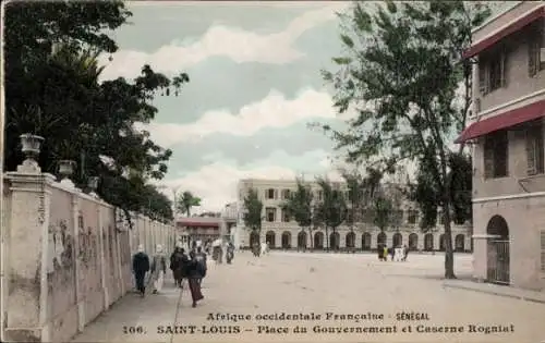 Ak Saint Louis Senegal, Vintage Ansicht von Saint-Louis, Platz, Caserne Rogniat, Palmen