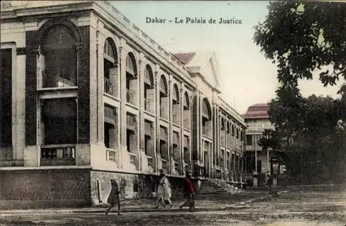 Ak Dakar Senegal, Palais de Justice, Architekturstil, Fußgänger, Bäume