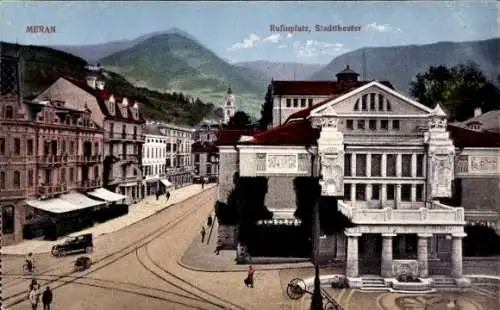 Ak Meran Merano Südtirol, Rufinplatz, Stadttheater, Stadtansicht mit Bergen im Hintergrund